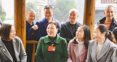 姚庆英（中）在宣讲党的十九大精神。
