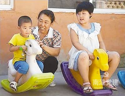 王桂兰（中）