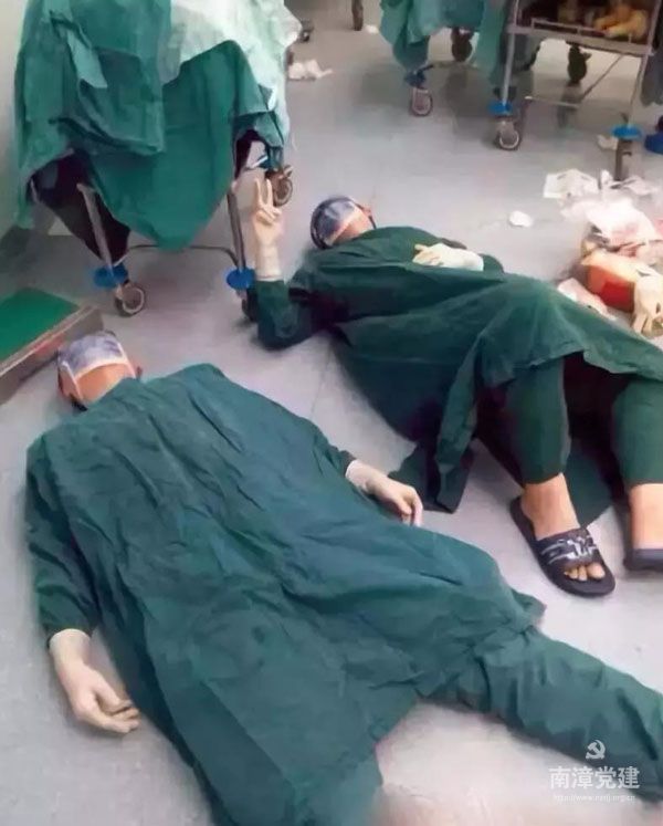 （医生们历时32个小时为一位脑瘤病人做了6种手术，术后，医生们累得直接躺在地上）