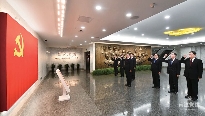 2017年10月31日，中共中央总书记、国家主席、中央军委主席习近平带领中共中央政治局常委李克强、栗战书、汪洋、王沪宁、赵乐际、韩正，瞻仰上海中共一大会址和浙江嘉兴南湖红船。这是31日上午，在上海中共一大会址纪念馆，习近平带领其他中共中央政治局常委同志一起重温入党誓词。 